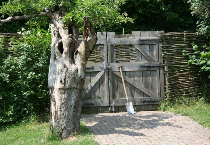 poort met wilgentenen Rhenoy